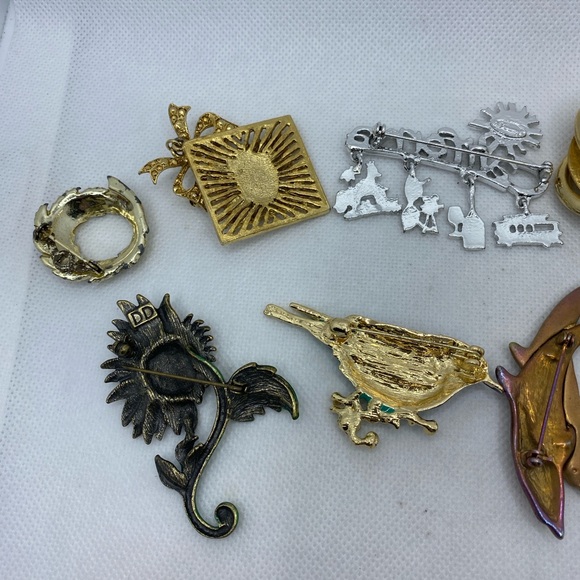 Assorted Brooch Collection - Picture 9 of 9